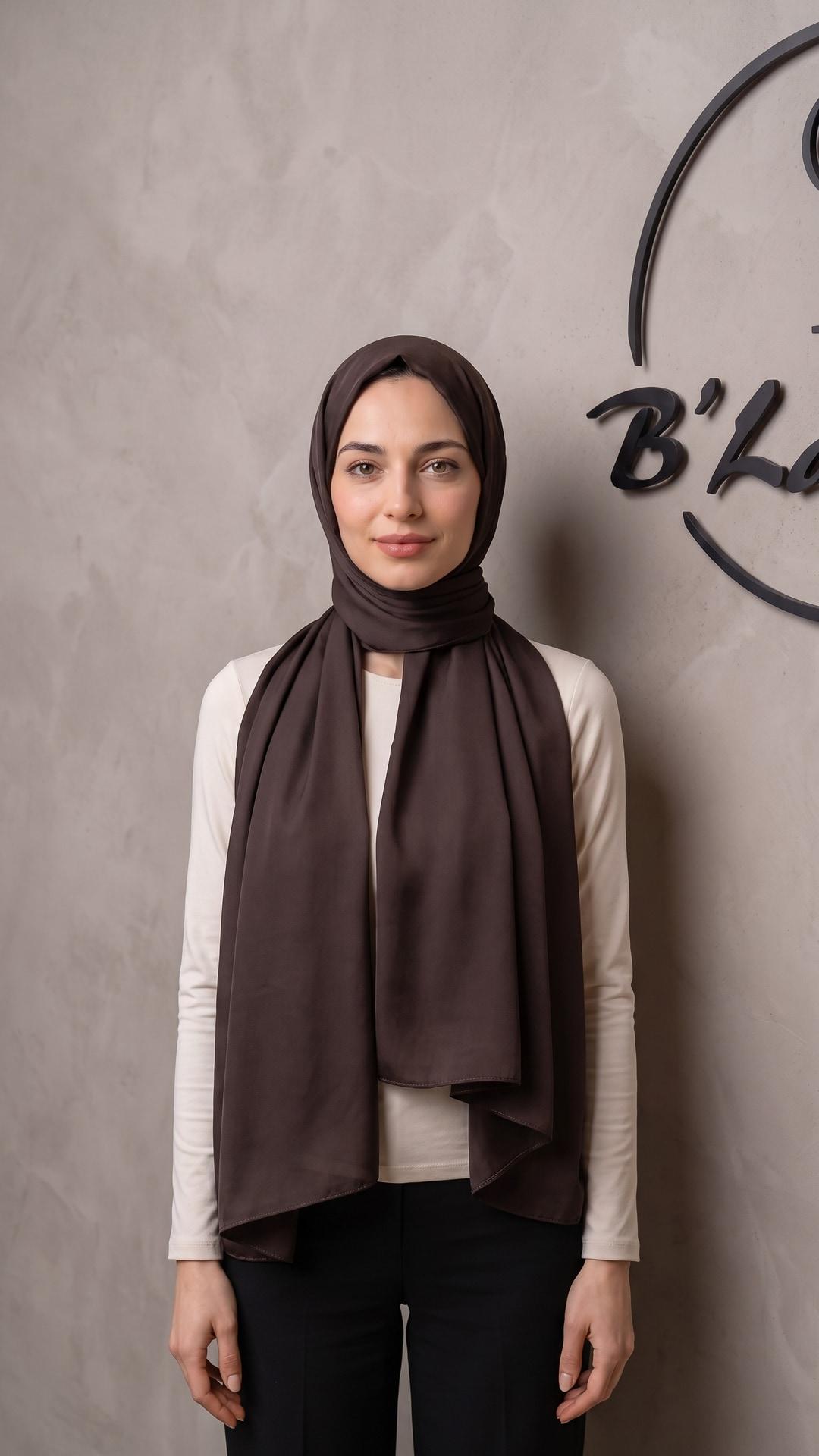 Koyu Kahve Medine İpeği Şal – Yumuşak Dokulu, Dökümlü, Günlük ve Özel Gün Kullanımına Uygun